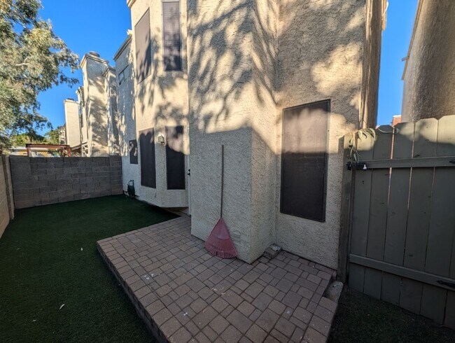 Building Photo - 3 Bedroom Townhome Near W University Dr and S Hardy Dr!