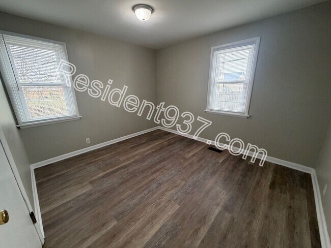 Building Photo - 2 Bedroom 1 Bath home with fenced in backyard