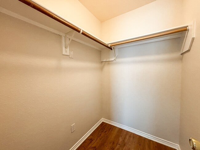 Building Photo - 105 Long Ln