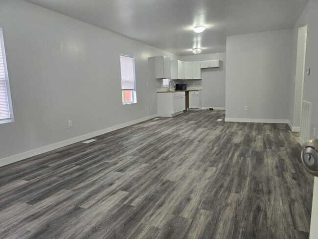 Building Photo - Beautifully Updated 2 bedroom 1 bathroom 7...