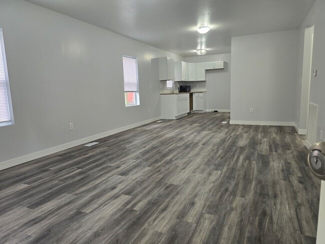 Building Photo - Beautifully Updated 2 bedroom 1 bathroom 776 sq ft home