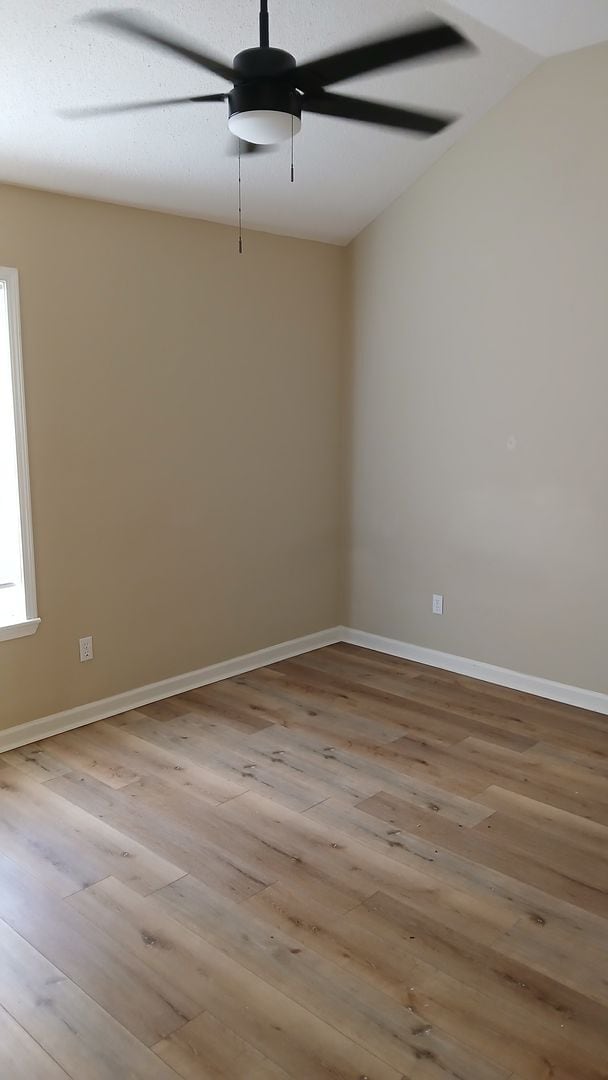 Building Photo - 3 Bed/ 3 Bath located just off South Lamar Immediate Move in