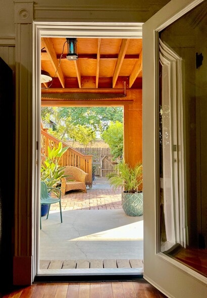 Building Photo - 814 Victorian Alley