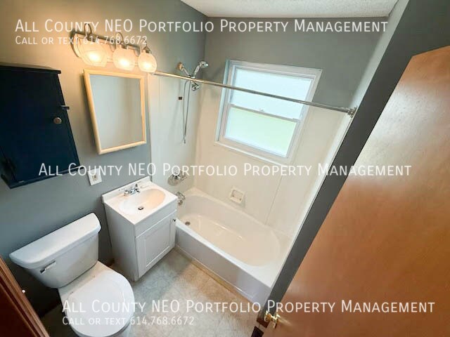 Building Photo - 3393 Homecroft Dr