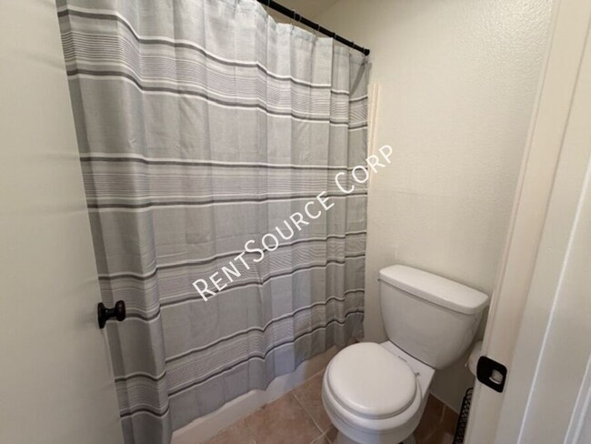 Building Photo - 2554 Olive Dr