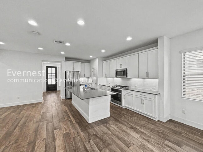 Building Photo - 3 Bed, 2 Bath Home with Fenced Yard & Garage / Pet-Friendly / Available Now!