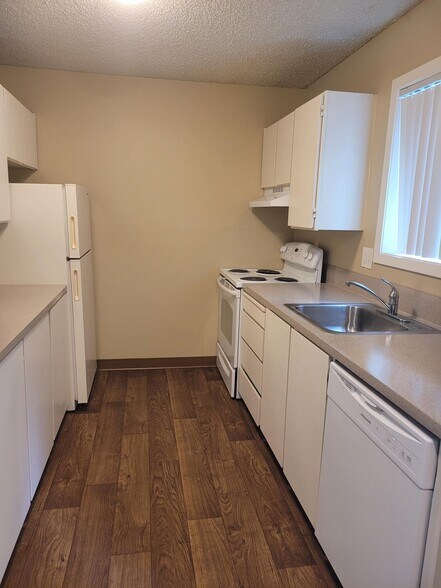 Building Photo - 8585 SW Canyon Ln