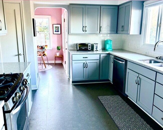 Building Photo - 605 SW Moss St