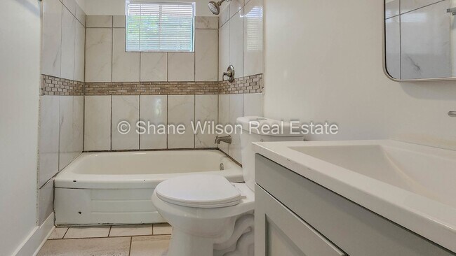 Building Photo - Move in special! 1/2 off the first month's rent!   Recently renovated 3 BR/ 1 BA home.  Big front...