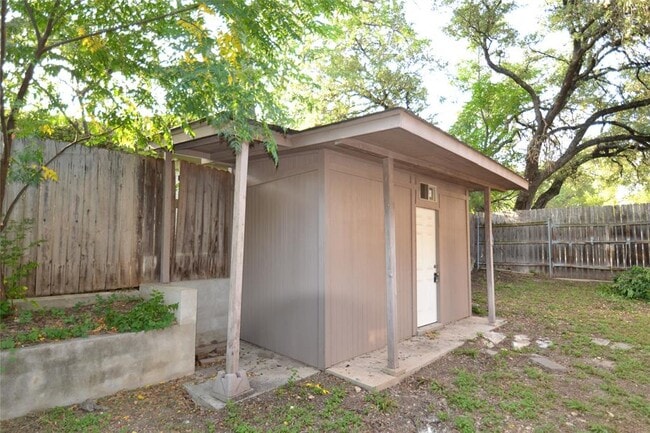 Building Photo - 8833 Tallwood Dr
