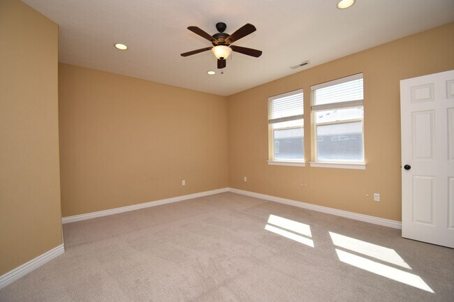 Building Photo - 5 Bed 3.5 Bath House next to TopGolf!!!