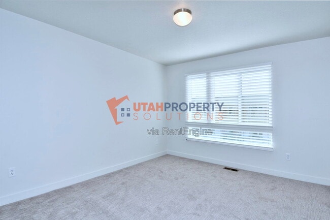 Building Photo - 1047 W 400 S