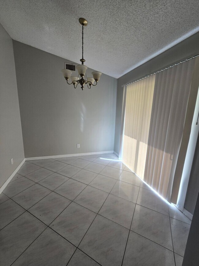 Building Photo - 501 W Saunders St