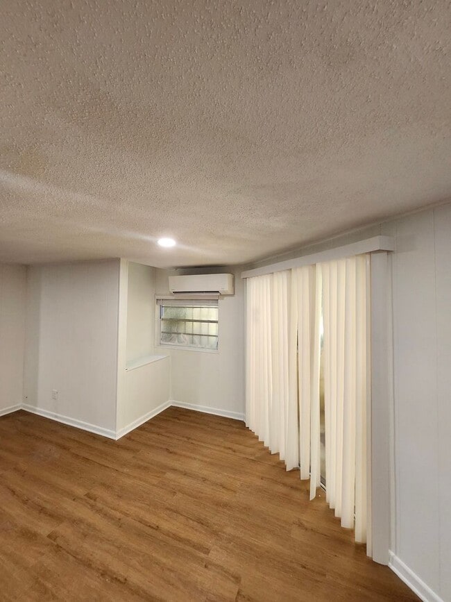 Building Photo - The House Boat Garage Apartment