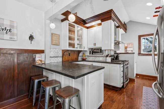 Building Photo - Charming 2-Bedroom Home for Rent in the He...