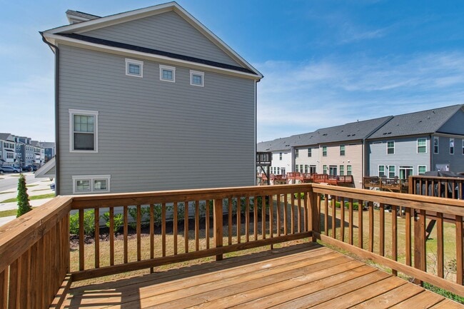 Building Photo - ***Pending*** Beautiful 4BR End-Unit Townhome in Prime Apex Location!