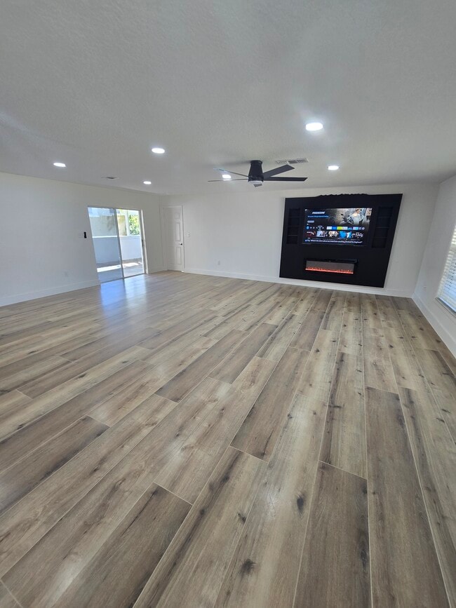 Building Photo - 383 Floral Dr