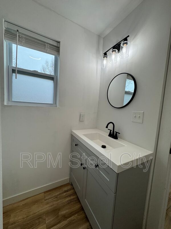 Building Photo - 512-512 1/2 W 10th St