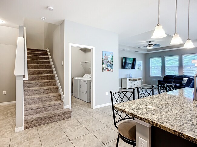 Building Photo - 3009 Esmeralda Dr