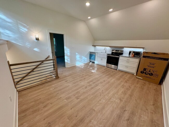 Building Photo - 2bd/2ba House with large Garage!