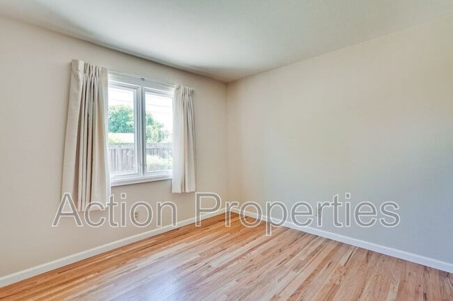 Building Photo - 834 Orange Ave