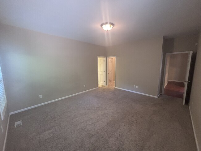 Building Photo - 100 Kingswood Cir