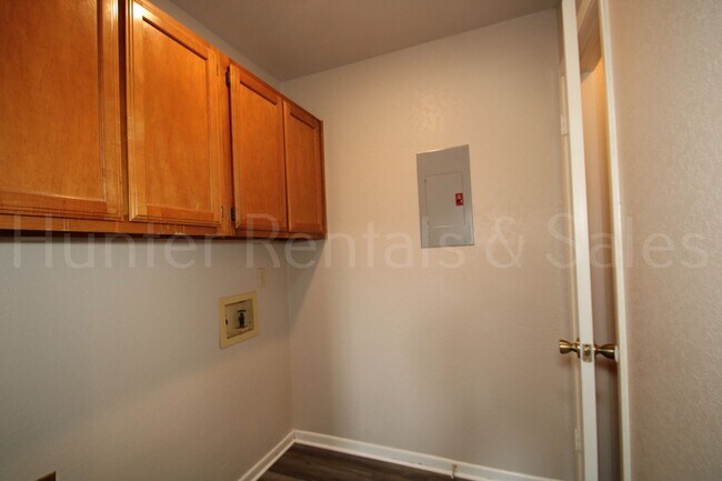 Building Photo - Move-In Today!