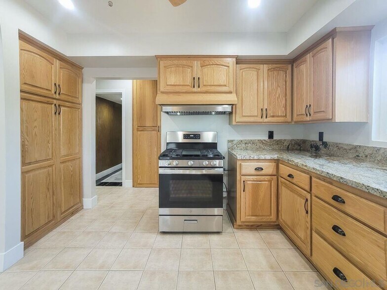 Building Photo - 151 W Hillside St