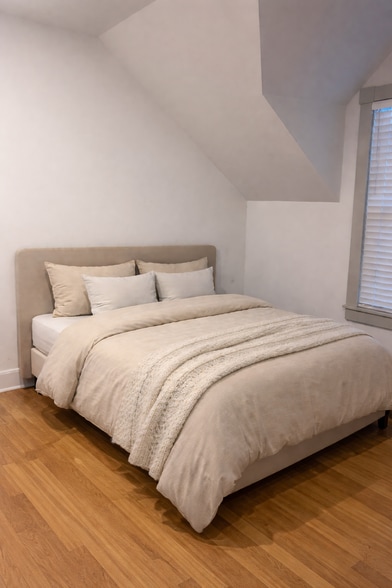 Building Photo - 324 E Michigan St