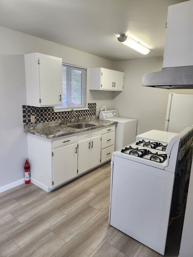 Building Photo - 2 Bedroom Duplex!!