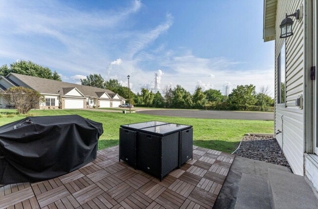 Building Photo - Elegant 3-Bed Single Family with Fireplace & Hardwood Floors in Shakopee – 2345 Sq Ft of Comfort