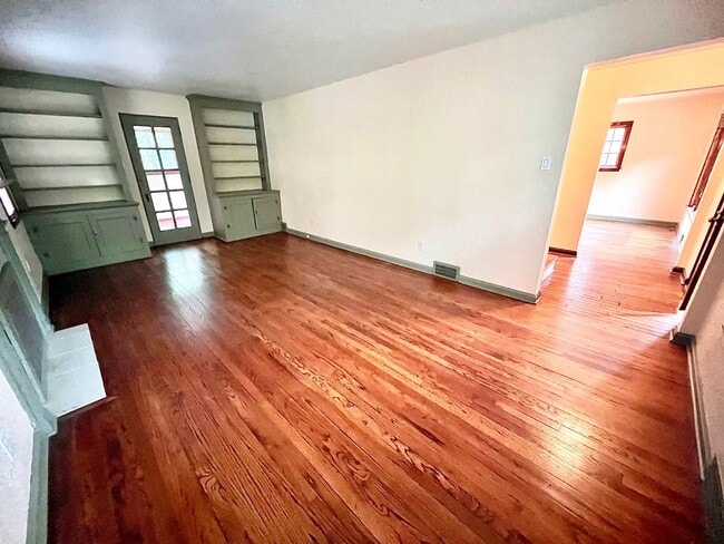 Building Photo - Pittsburgh - 3 Bedroom 1.5 Bathroom - Stunning Home