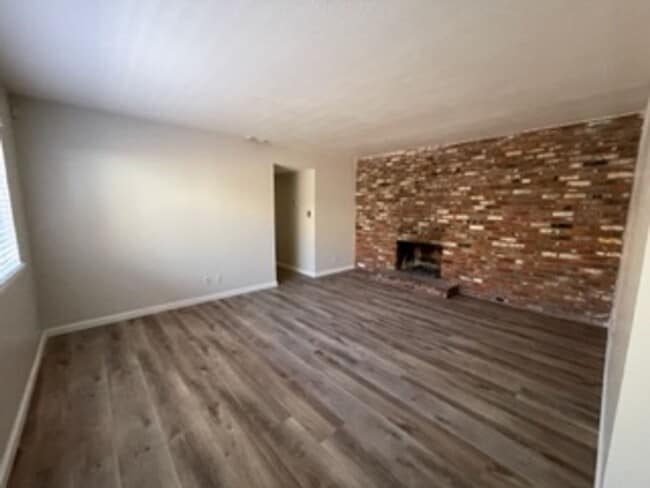 Building Photo - Great 3 Bed 2 Bath Duplex