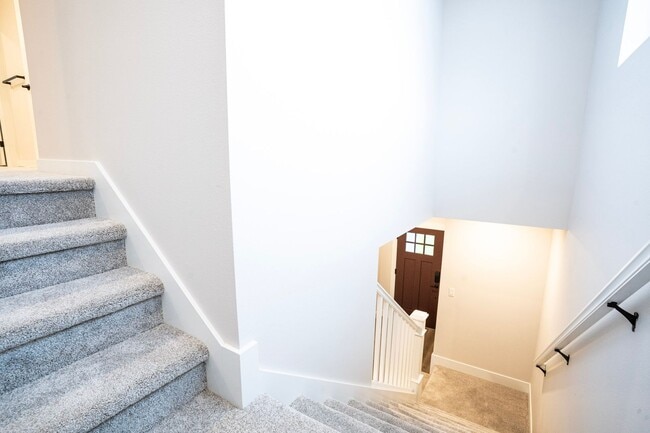 Building Photo - Stunning new construction!