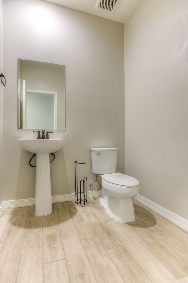 Building Photo - Very Special Oro Valley Home with Pool and Mountain Views!