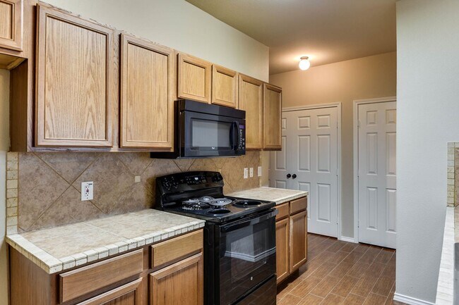 Building Photo - NICE 3 BEDROOM 2.5 BATH TOWNHOUSE LOCATED ...