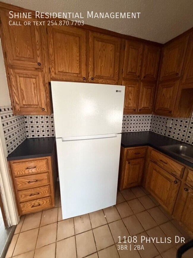 Building Photo - 1108 Phyllis Dr