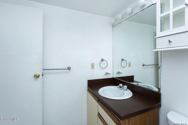 Building Photo - 586 N Broadway