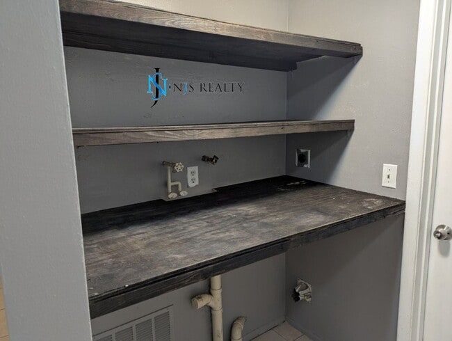 Building Photo - Large 1270 Sq. Ft. 3/2/1 tile floors, walk-in-closet, indoor laundry, fenced yard and spacious ki...