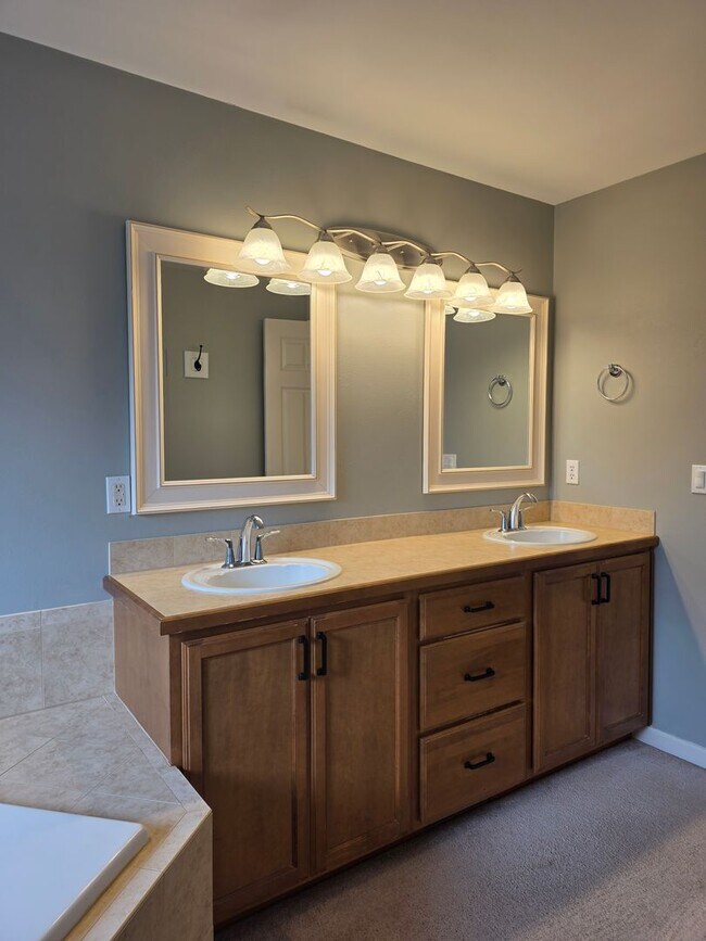 Building Photo - 4 Bedroom Home in Parkland Green!