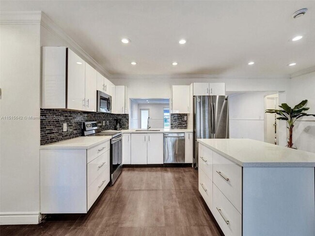 Building Photo - 5 bedroom in Hollywood FL 33021