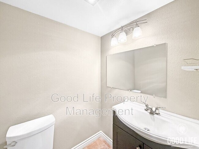 Building Photo - 2564 Navarra Dr