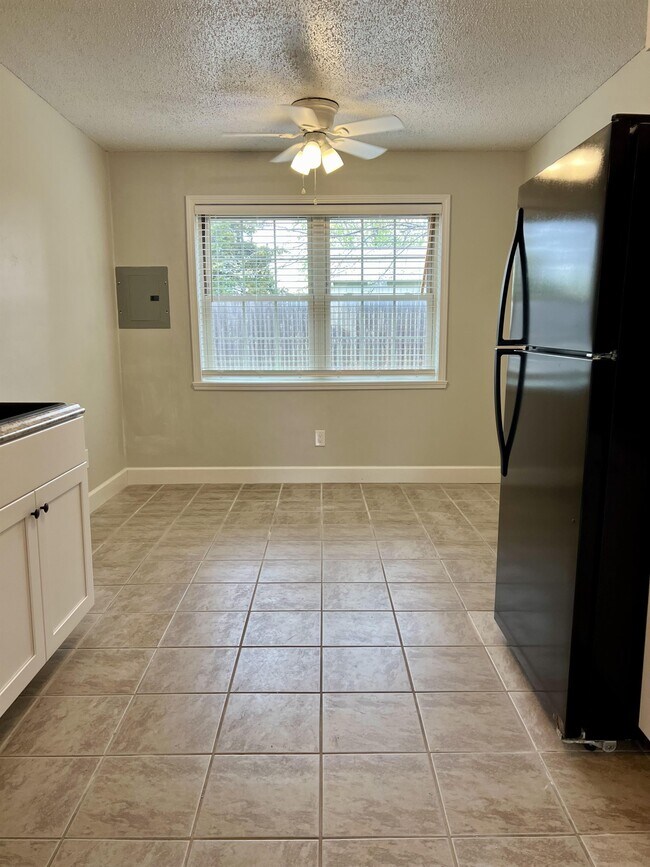 Building Photo - 1815 E Lindsey St