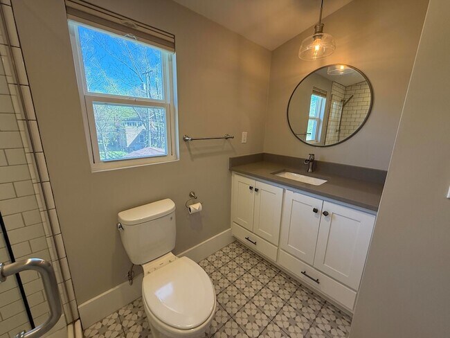 Building Photo - 206 Eveningside Dr