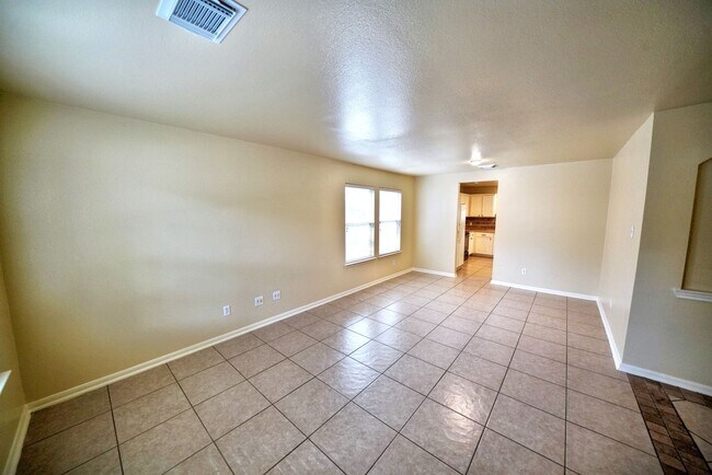 Building Photo - Beautiful Rental now available in Thistle Creek (Schertz) - 5 Bedrooms! Realtor Commission: $750