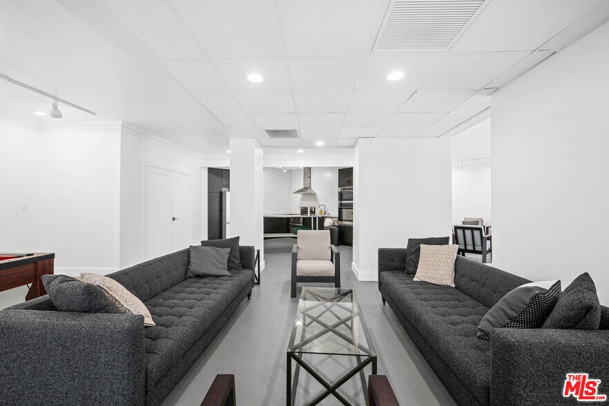 Building Photo - 950 N Kings Rd