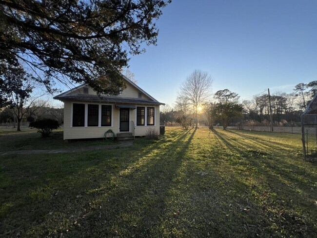 Building Photo - Large Country Home with Loft, Office/Flex Room & Granite Counters