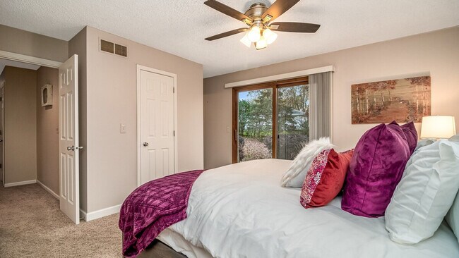 Building Photo - 886 Arthur Dr