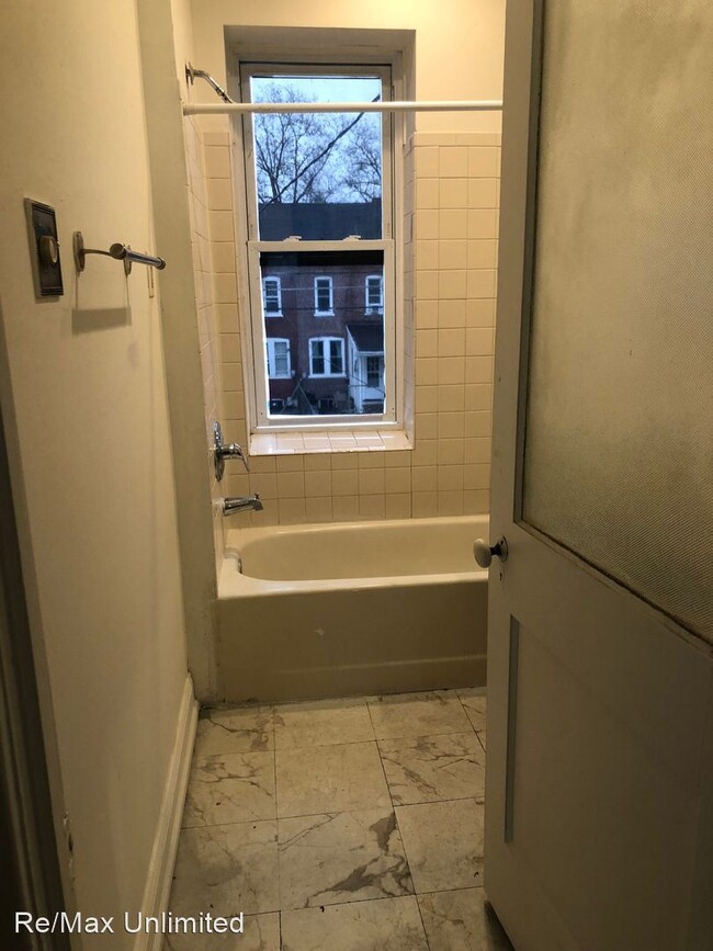 Building Photo - 2 br, 1 bath House - 104 3rd Ave