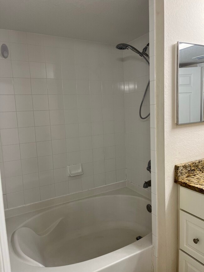 Building Photo - 151 SW Palm Dr